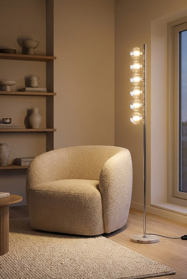 Paralle golvlampa – Skulptural design i krom