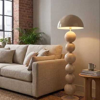 Stilla – Skulptural golvlampa i beige metall