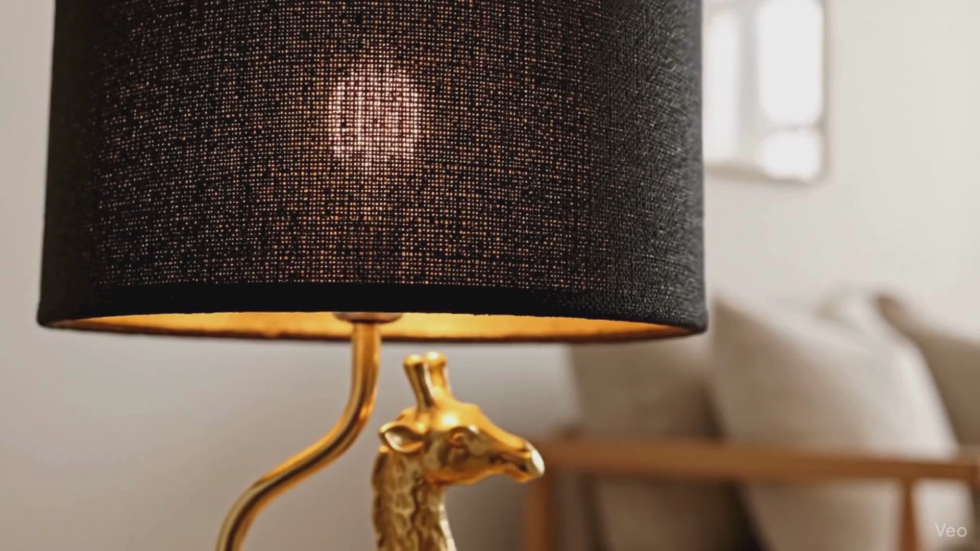 Ladda video: långsam video med först en bordslampa i form av en guldig giraff, därefter en taklampa med flera små diskar i pärla